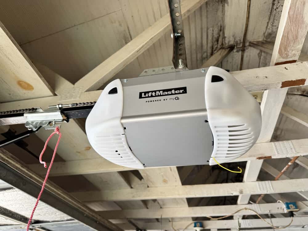 ceiling-mounted garage door opener with rail and emergency release cord